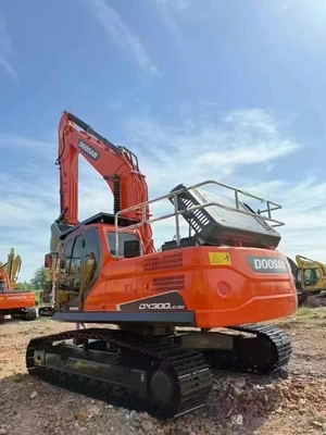 원산지 한국 두산 DX300LC 굴착기, 30톤 작동 중량, 0.64-1.75m³ 버킷, 151kW 출력